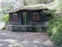 907546 Gezicht op het gesloten houten Keramiek Atelier bij het huis oog in Al (Park Oog in Al 1) te Utrecht.